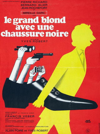 LE GRAND BLOND AVEC UNE CHAUSSURE NOIRE